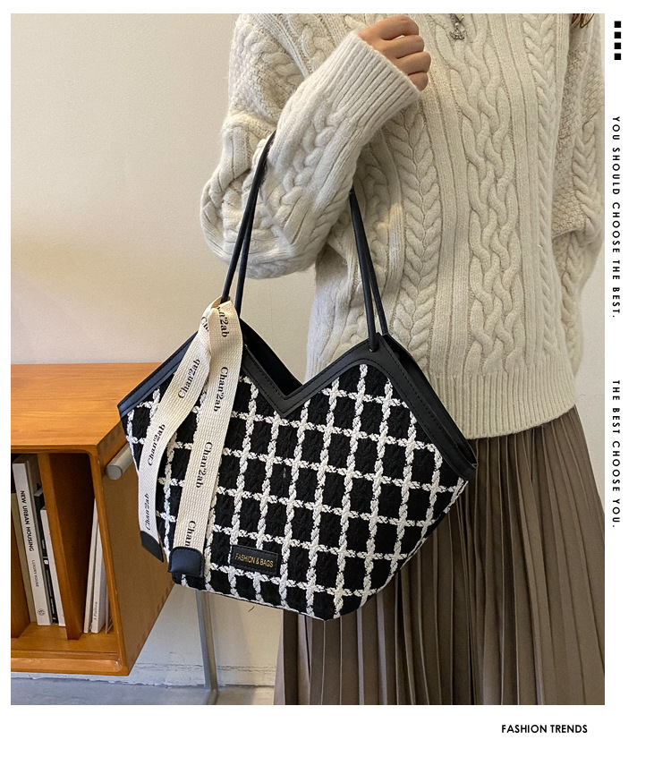 Fashion Handbag 2024 New Trendy Women's One Shoulder Large Capacity Plaid Scarf Tote Bag_voghion.com