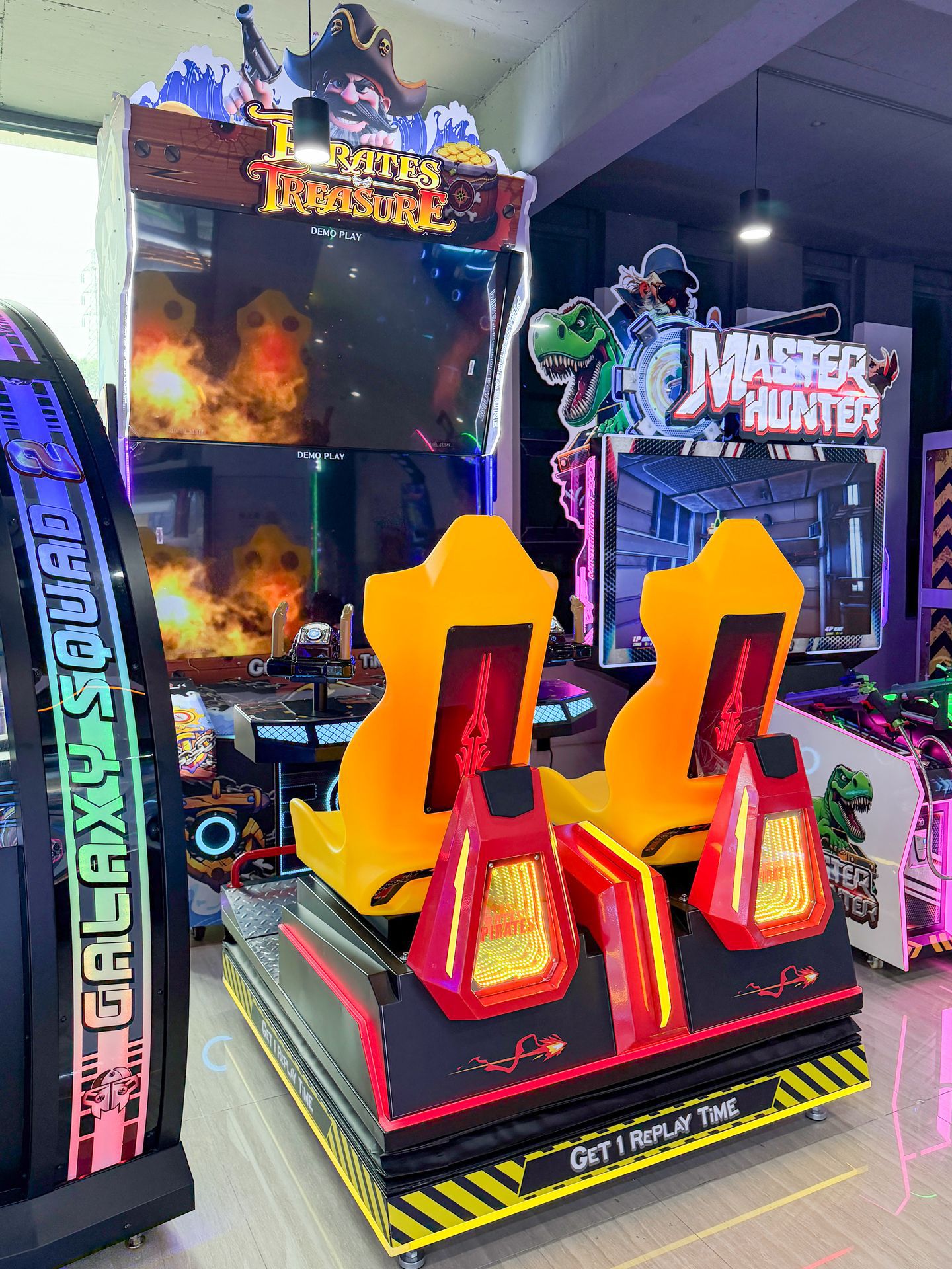 Juegos de pantalla gigante de entretenimiento comercial láser simulador de juegos de disparos de doble jugador fuente de equipos de entretenimiento fabricante de escaneo de código