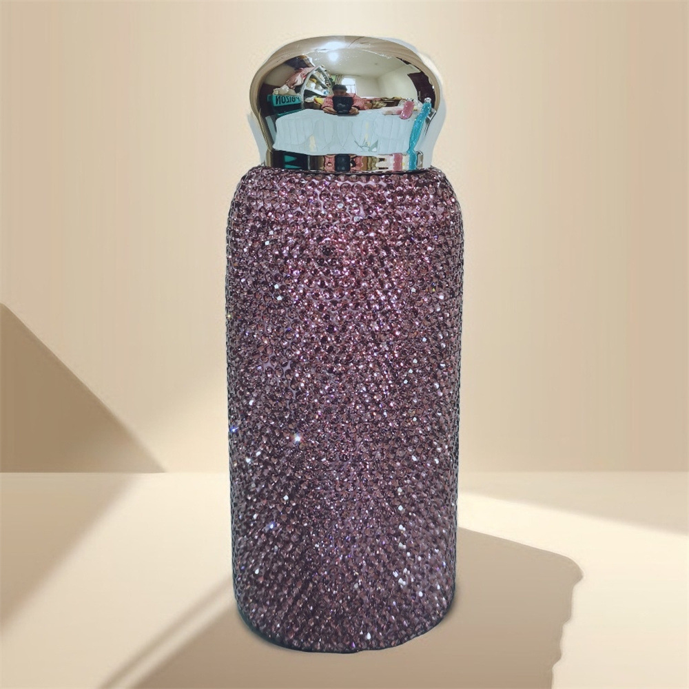 연한 보라색 보온병 컵