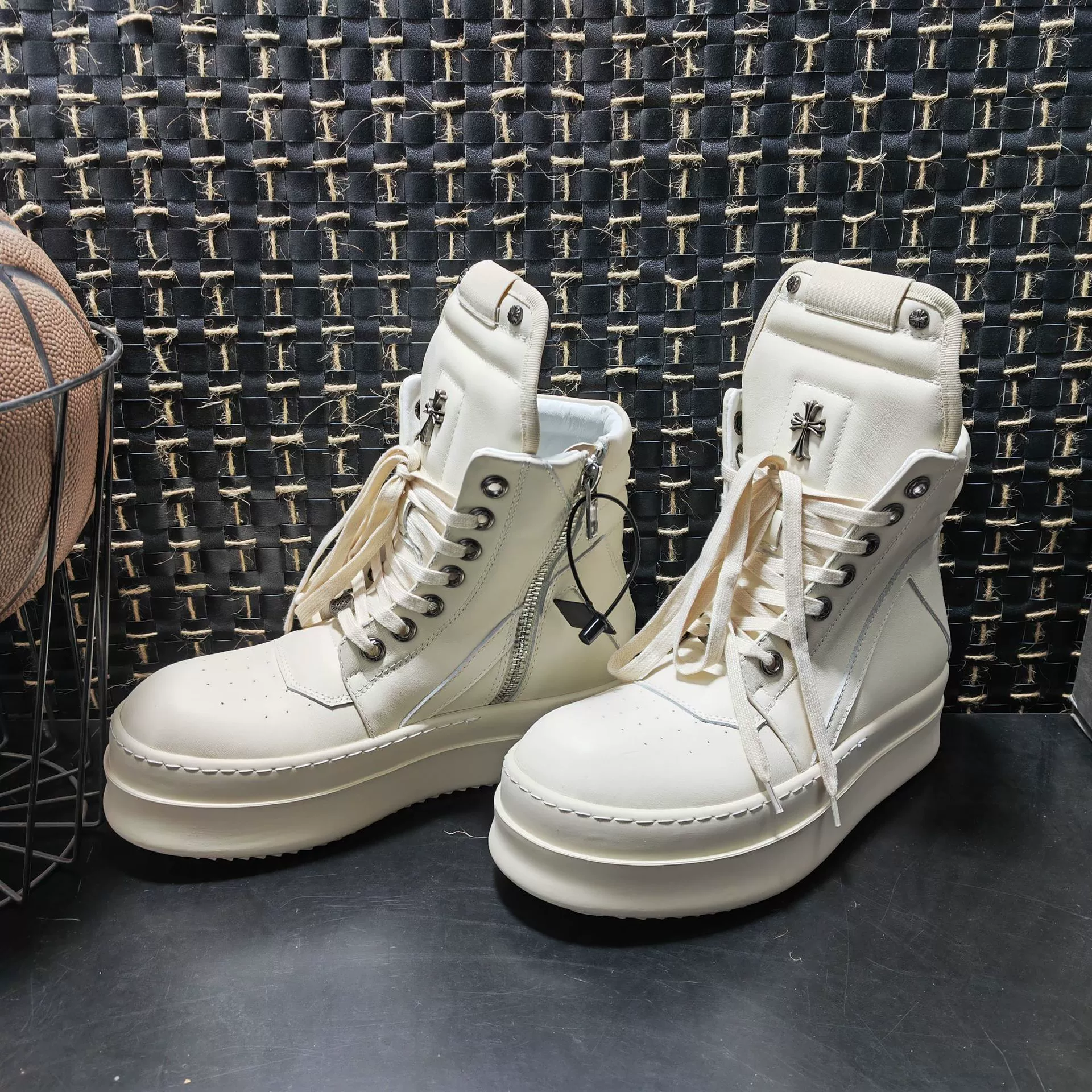 Женские кожаные туфли в европейском и американском стиле, модные, на толстой подошве, с высоким верхом, в форме перевернутого треугольника, белые, с крупным застежкой-крючком, из натуральной кожи.