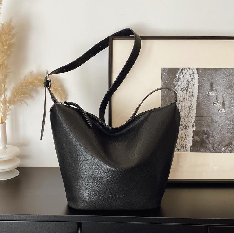 Bolsas de textura retro de estilo universal para mujeres de gran capacidad 2025 nuevo estilo universal bolsas de cubo de hombro nicho bolsas de bolsas de饺os de viaje