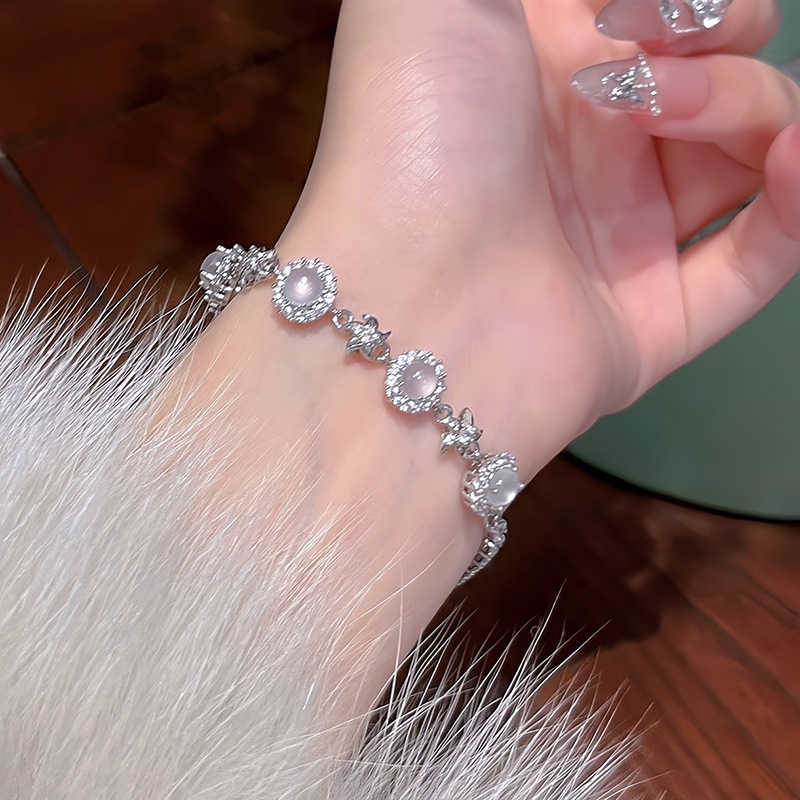 Pulsera de flor de calcedonia redonda de circón Pulsera francesa simple pequeña fresca y versátil, joyería de alta calidad de lujo ligero al por mayor