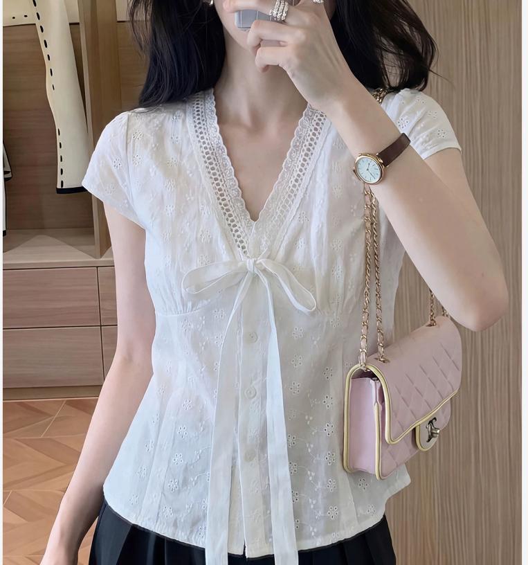 Áo sơ mi cổ chữ V thêu hoa tay ngắn kiểu Pháp, thiết kế thắt eo tôn dáng — màu trắng chi tiết 2