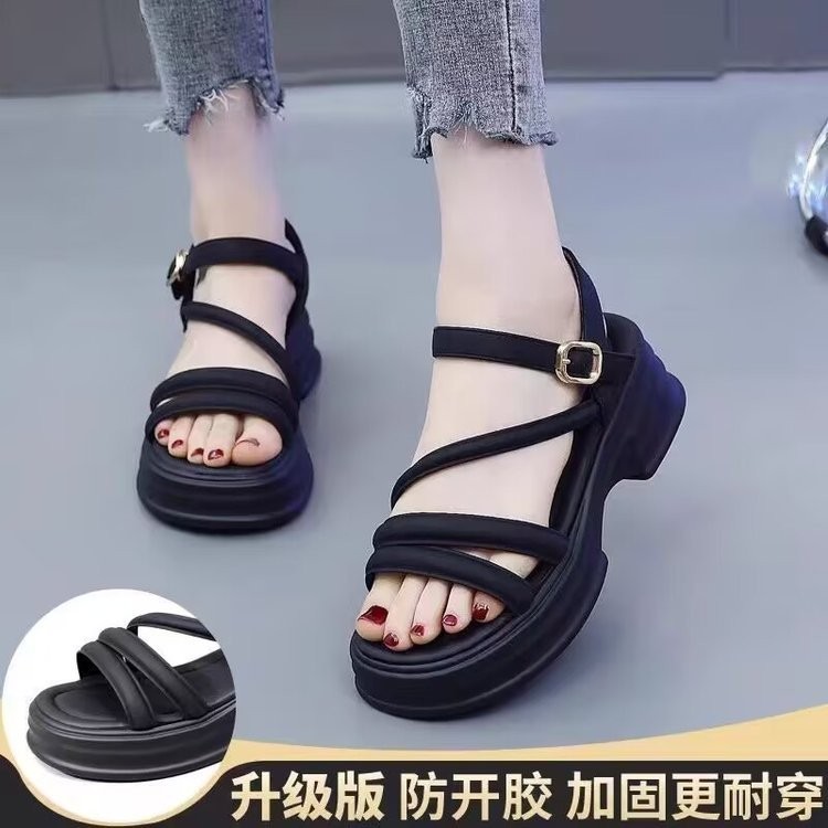 Sandalias de fondo grueso para mujeres verano 2026 nuevo estilo de ropa exterior alta sensación versátil Roma slope talón muffin hadas sandalias super caliente
