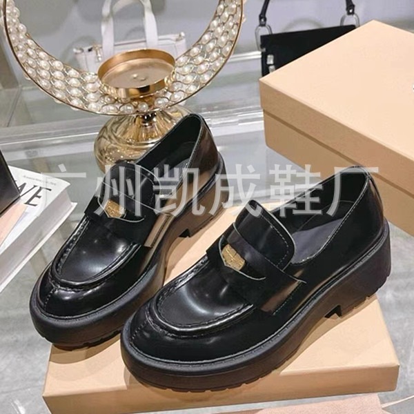 미 가족 새로운 가을과 겨울 두꺼운 밑창 로퍼 여성의 작은 금 버클 라운드 헤드 두꺼운 힐 하이힐 신발 빈티지 영국 작은 가죽 신발