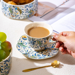 優雅な宮廷風の精巧な高級ヴィンテージの熱いコーヒーの杯の皿のギフトボックスのラテの花の杯の陶磁器のお土産