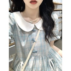 2024年夏の甘さは色の子供の襟の青い格子の蝶結びの半袖のワンピースの小さい清新な女性の長いスカートにぶつかります。