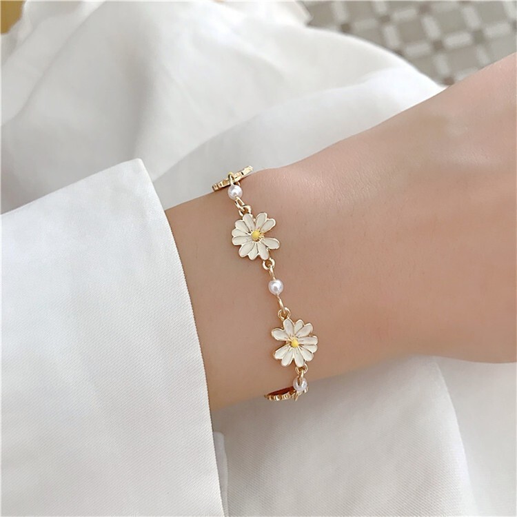 Ins Sweet and Fresh Daisy Flower Bracelet for Women, Japanese and Korean Style, Simple and Unique Design Bracelet Wholesale Ins Sweet and Fresh Daisy Flower Bracelet for Women, Japanese and Korean Style, Simple and Unique Design Bracelet Wholesale