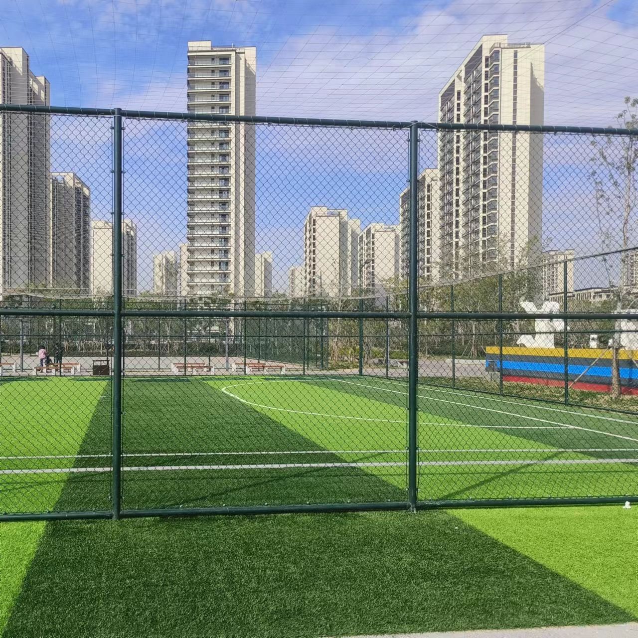 广西体育设施球场围网足球场防护勾花网篮球场铁丝隔离网喷塑球场