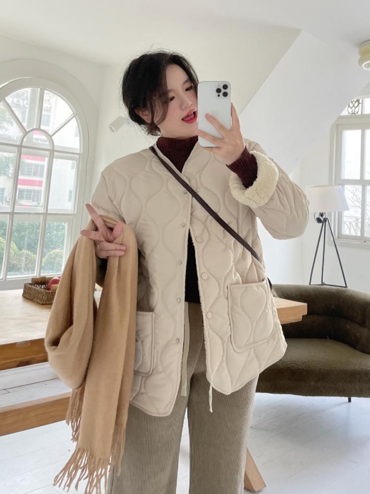 襟のないベルベットは薄っぺらなファッションをつなぎ合わせている冬の韓国版のゆるい小香風菱格保温綿服綿服