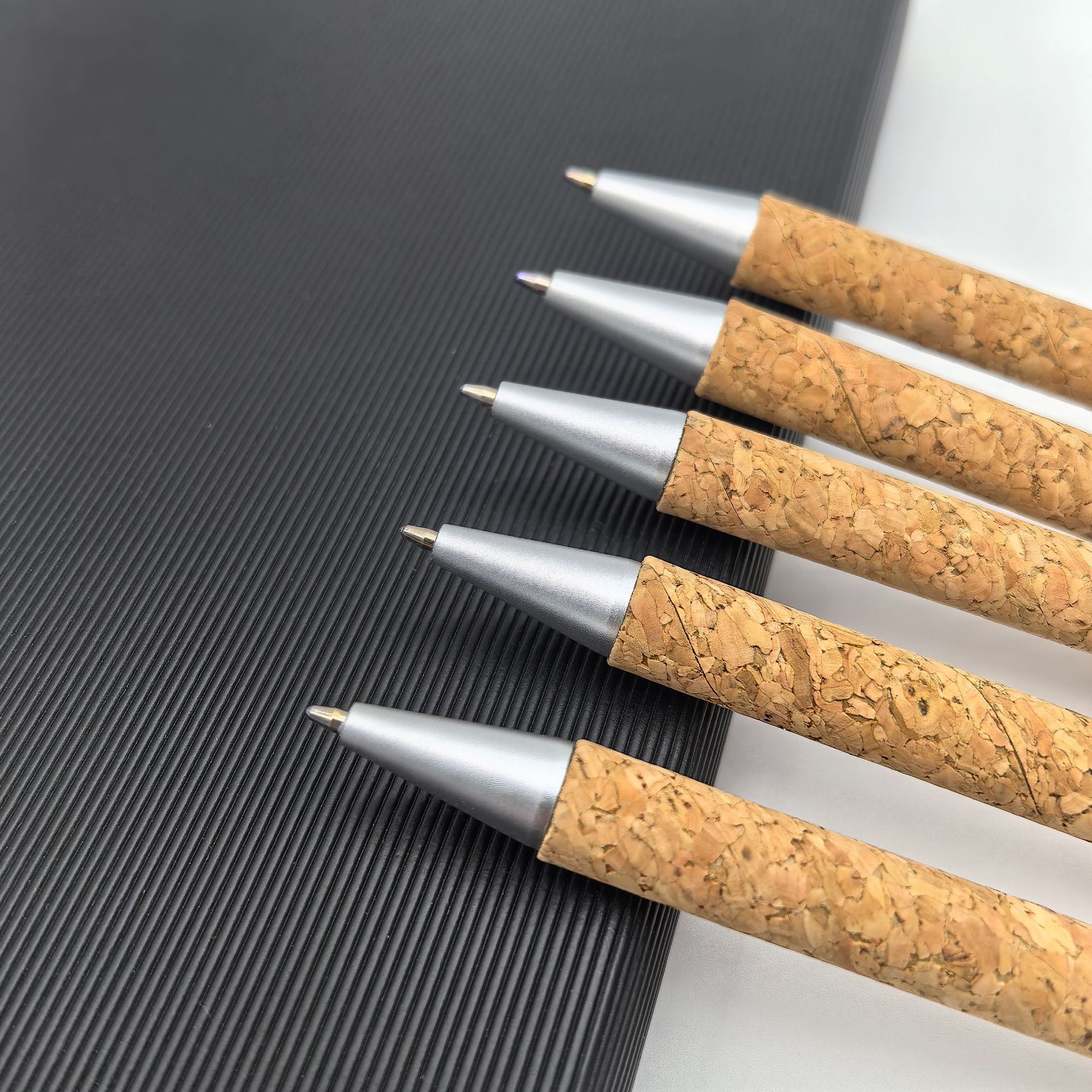 Presione el bolígrafo de corcho, el bolígrafo publicitario de protección ambiental de la nueva era, el bolígrafo de tubo de papel de corcho, el bolígrafo publicitario plateado, el logotipo se puede imprimir