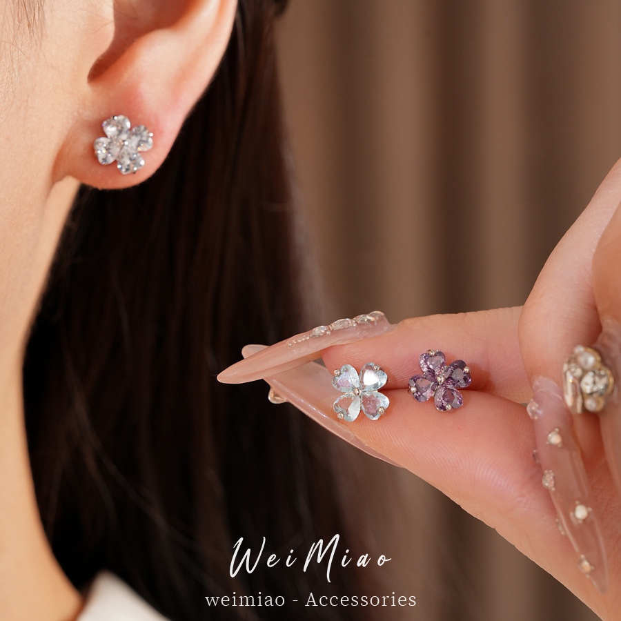 Agujas de plata zircon flores de hierba afortunada simple estilo de viaje versátil pendientes ligeros de lujo alta sensación de auriculares al por mayor