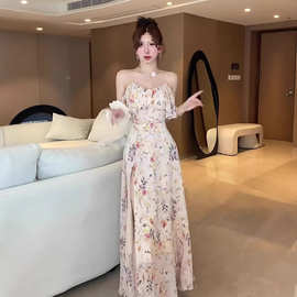 法式荷叶边开叉碎花吊带连衣裙女夏季新款收腰纯欲海边度假长裙子