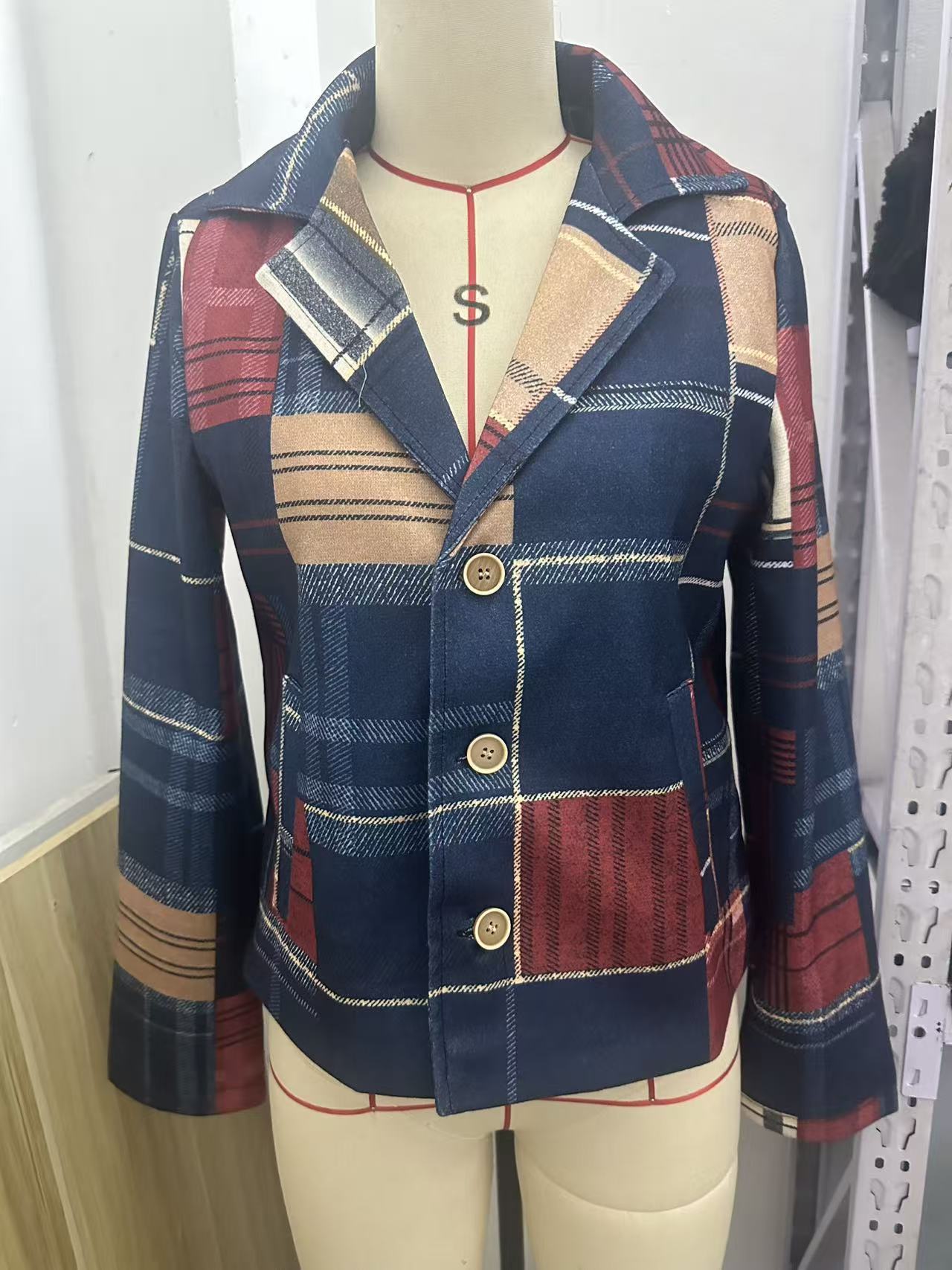 Vintage geruite damesjas met knopen en opstaande kraag_voghion.com