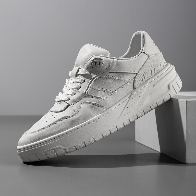 Directamente del fabricante: zapatillas blancas transpirables de cuero genuino para hombre, calzado deportivo informal de suela gruesa a la moda para otoño 2025, venta al por mayor.