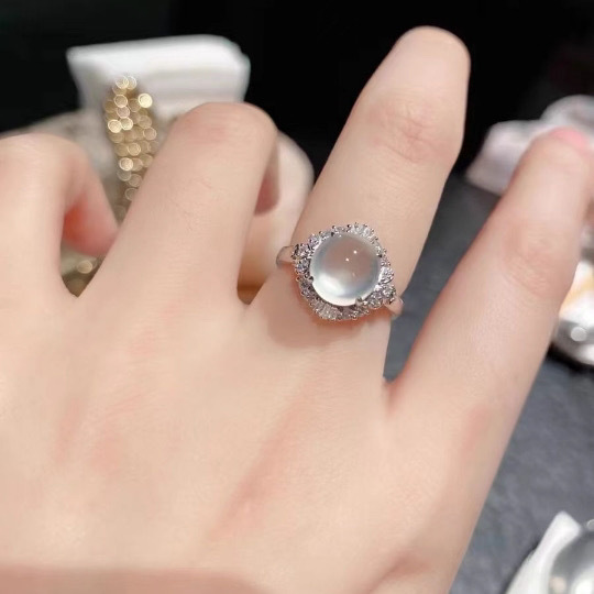 Nhẫn chalcedony trắng mẫu mới, nhẫn đuôi đơn giản tinh tế có thể điều chỉnh mở dễ phối đồ, trang sức cầm tay sành điệu cao cấp sang trọng nhẹ nhàng
