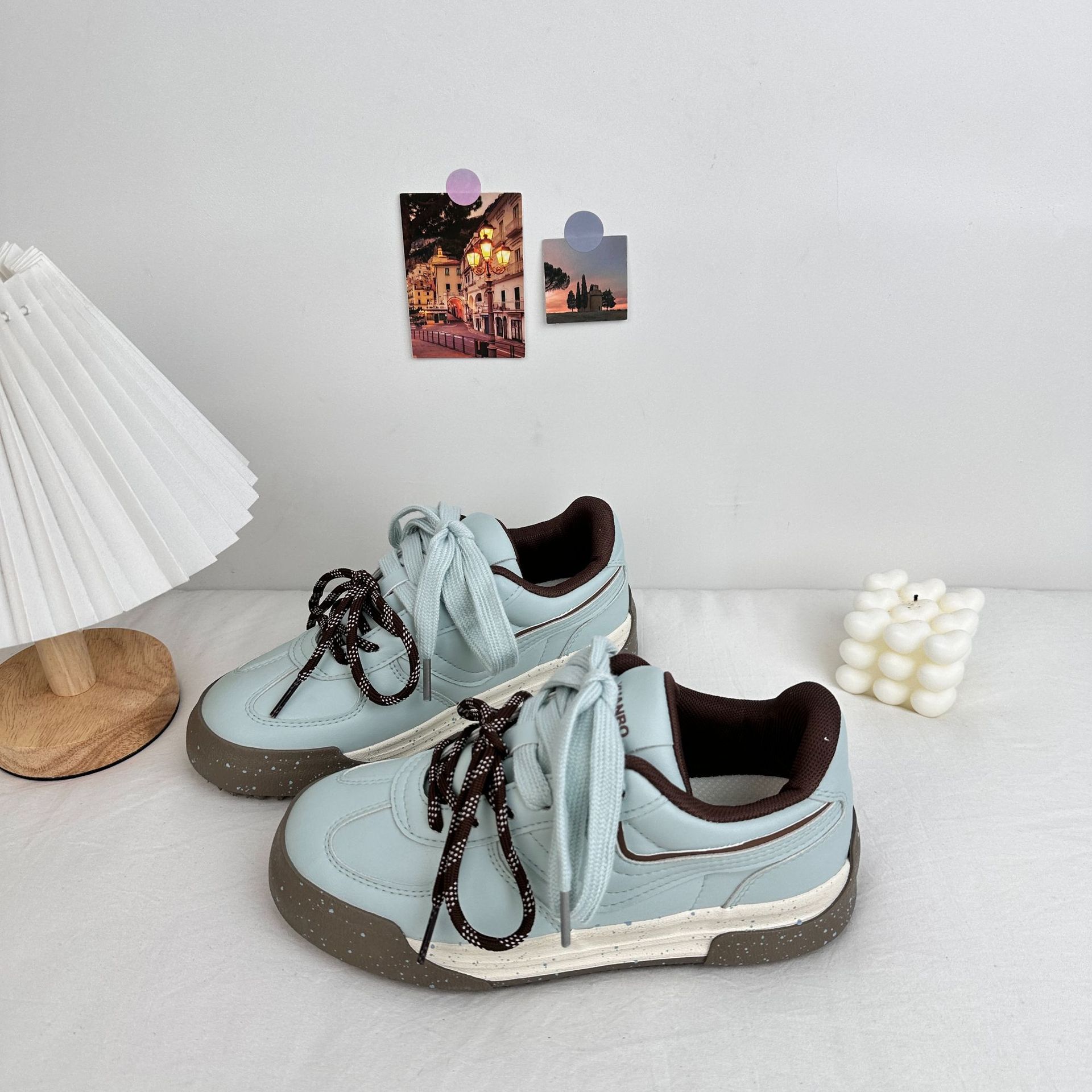Yuanbo 2025 primavera nuevas zapatillas de deporte para estudiantes de suela gruesa deportes y ocio versión coreana de todo fósforo zapatos blancos zapatos de lona cabello femenino
