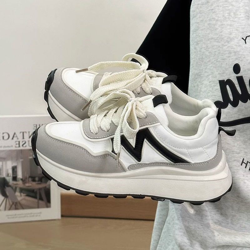 Zapatos deportivos de mujer 2025 nuevo estilo primavera y otoño casual retro versátil zapatos blancos con suela gruesa zapatos deportivos de papá