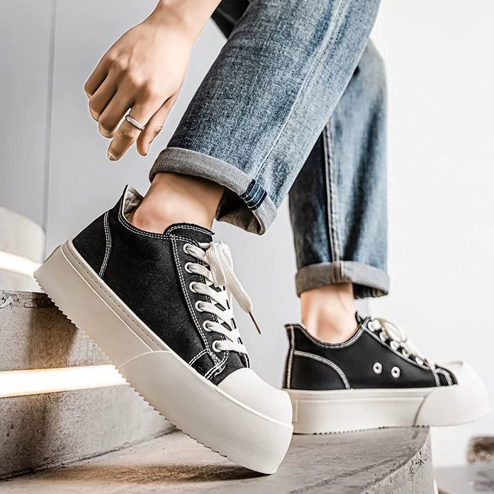 2025 Пара повседневных кроссовок на толстой подошве для увеличения роста, универсальные низкие спортивные кроссовки в стиле ретро, чисто черные массивные кроссовки.