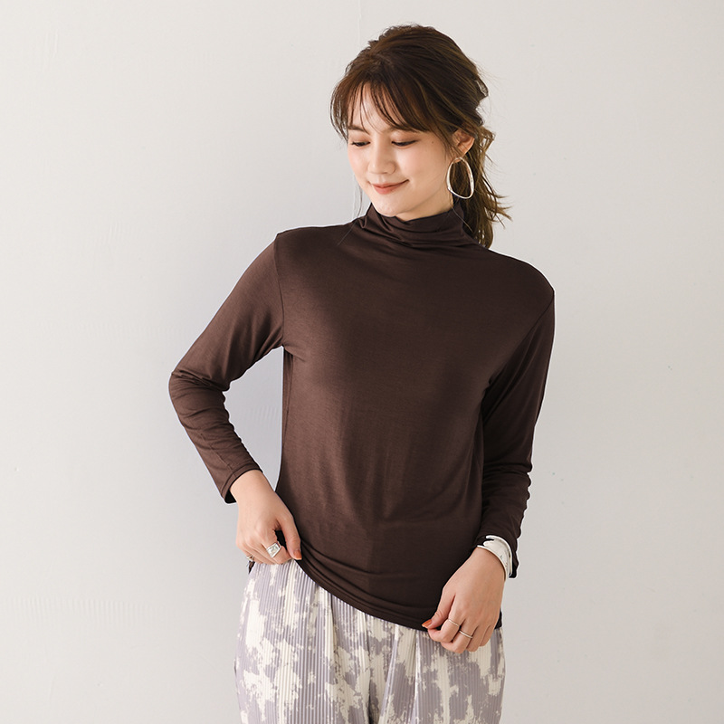 日系家庭内にシャツを着て40織のモーダルスーツの高襟のコウモリの袖の修身上着のtシャツのキャンディー色