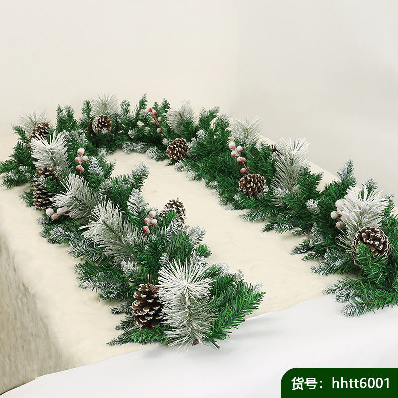 クリスマスの植毛は雪の松の枝をくっつけて装飾品の藤の条を持ってホテルのショーウインドーの扉を飾って壁面の学校のレストランを掛けます。|undefined