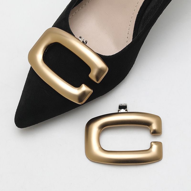 Cボタンの金属の靴は国境を越えて靴の花の靴を掛けます。