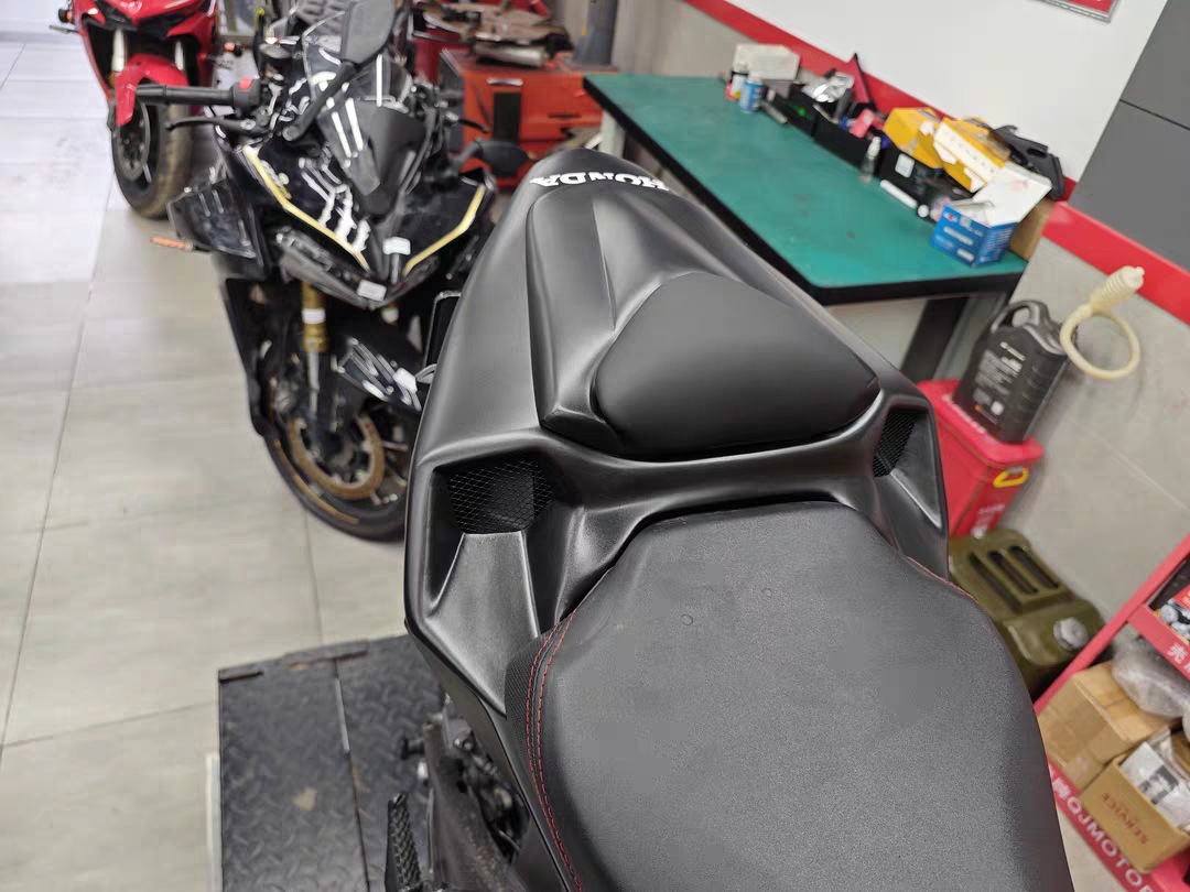 Suitable for Honda CB/CBR650R 2019-2023 modified 3.5 generation passenger-capable rear hump white blank three-piece set
