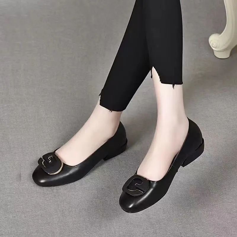 2026 primavera y otoño nuevos zapatos de mujer madre zapatos de una sola sola mujer cómodos zapatos de cuero universal zapatos de frijoles de cabeza redonda poco profundos