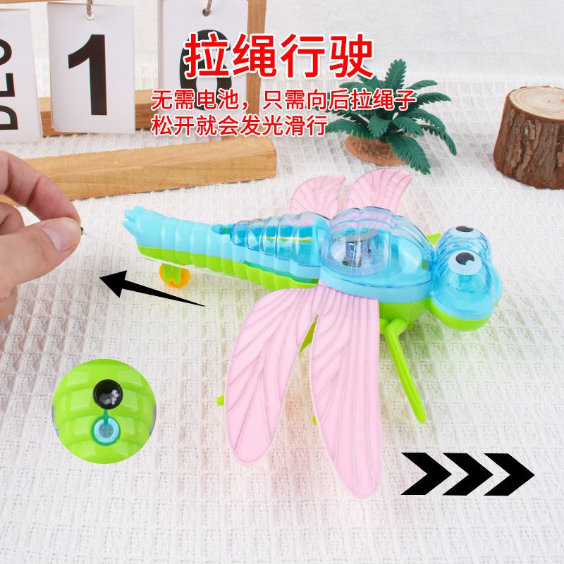Juguetes luminosos de cuerda de tracción de niños retroceso deslizante insectos de doble ala cuerda de tracción libélula jardín de infantes pequeños regalos al por mayor