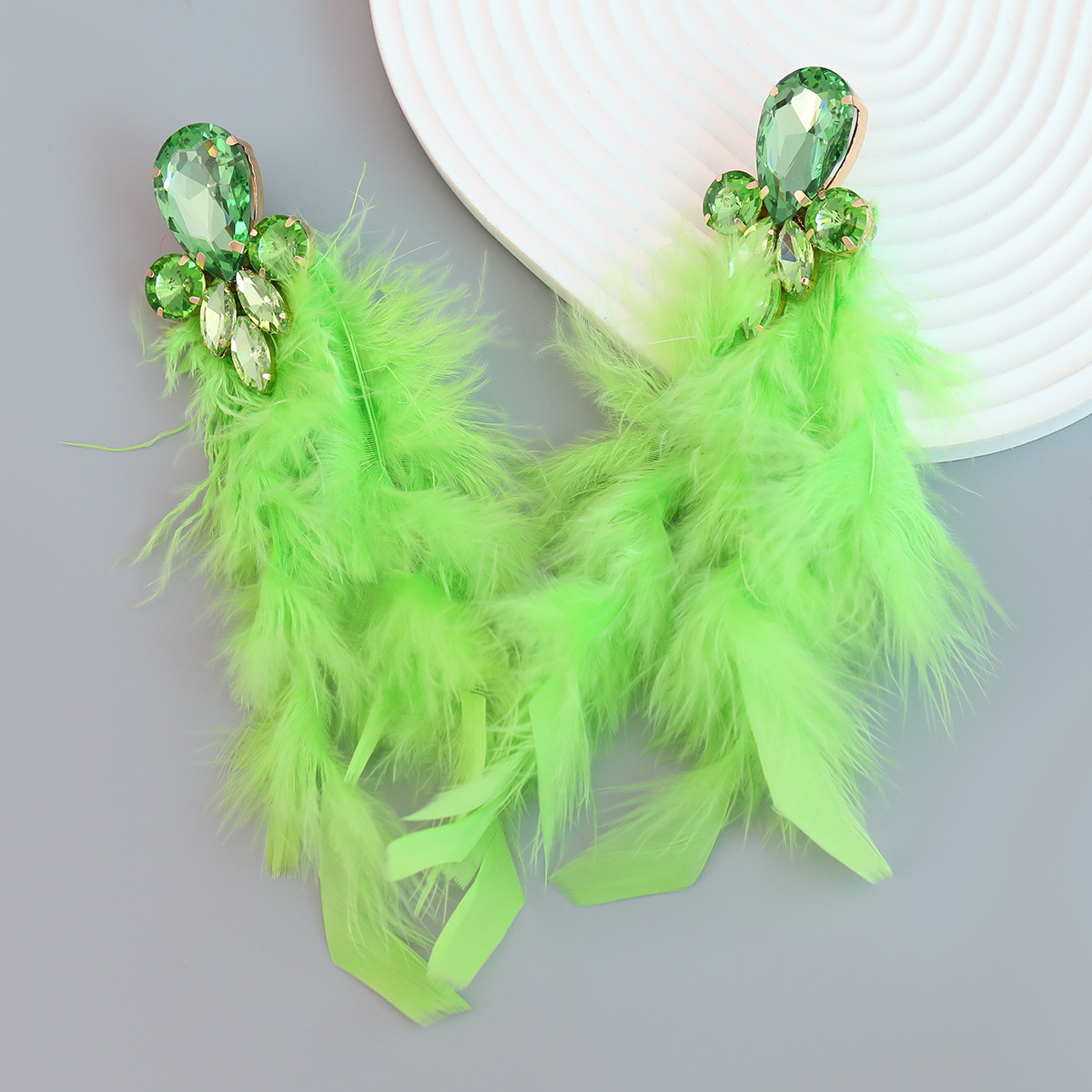 Pendientes largos de plumas pendientes europeos y americanos pendientes de aleación de diamantes flor borla sentido artístico joyería Bohemia al por mayor