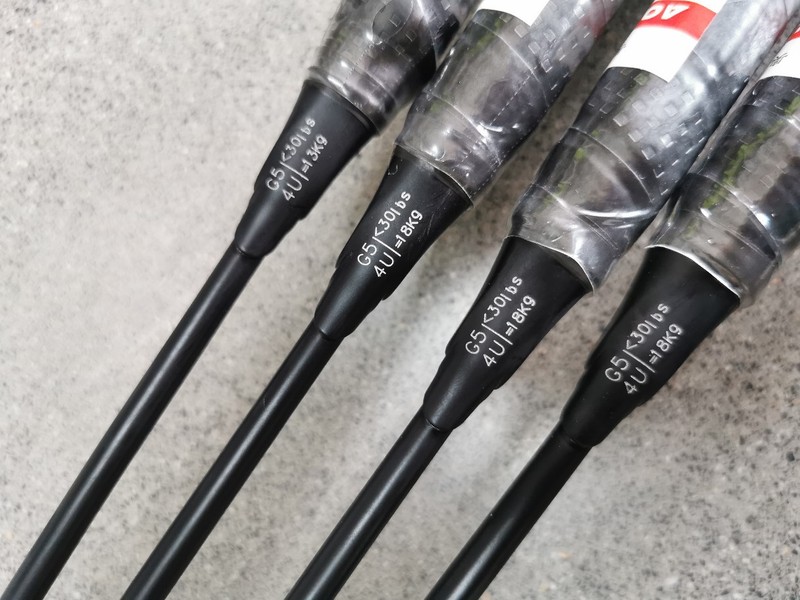 卸売り小黒拍バドミントンラケット4u全炭素繊維双発泡品質保証30-32ポンド数|undefined