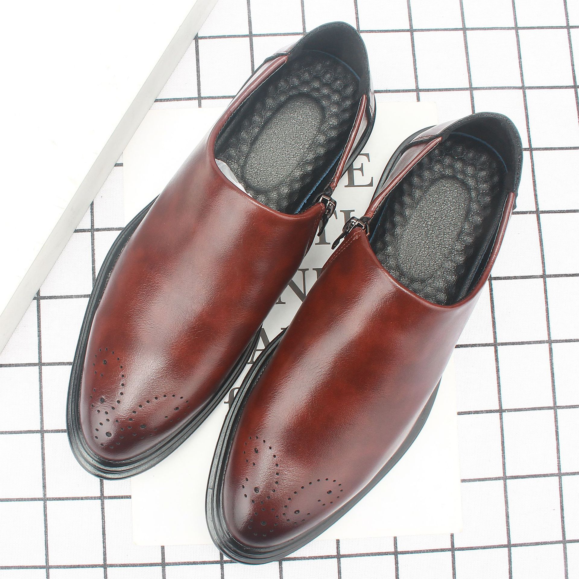 �ļ�͸����ʿӢ����������ƤЬ�к����׽�һ�ŵż�ͷ������Ь7829