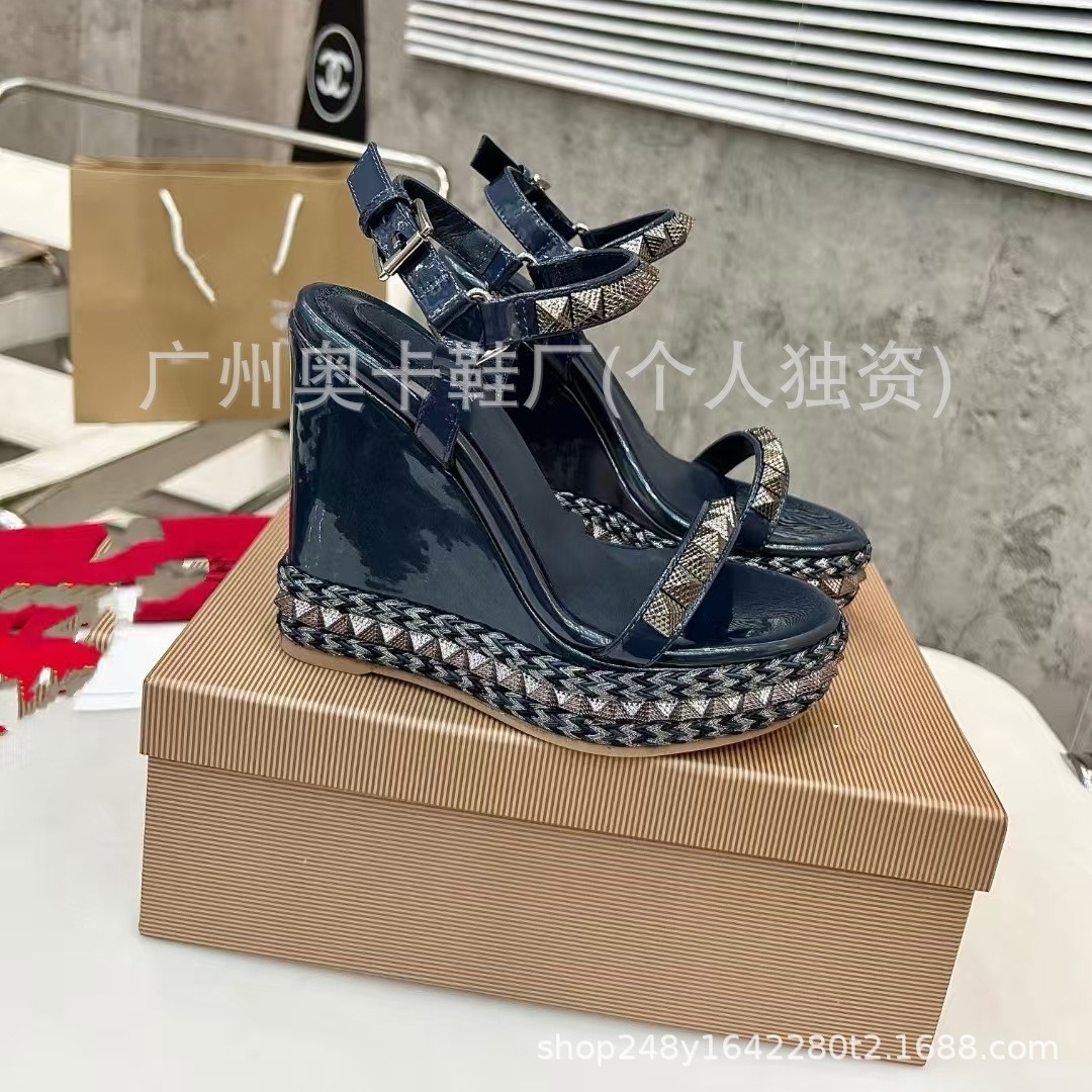 欧美外贸2025夏季新款坡跟厚底罗马女鞋露趾铆钉一字带高跟凉鞋