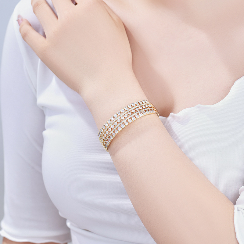 Xuping Europa y los Estados Unidos comercio exterior transfronterizo temperamento de moda personalidad simple pulsera de aleación de cobre elegante joyería de lujo ligera al por mayor mujeres