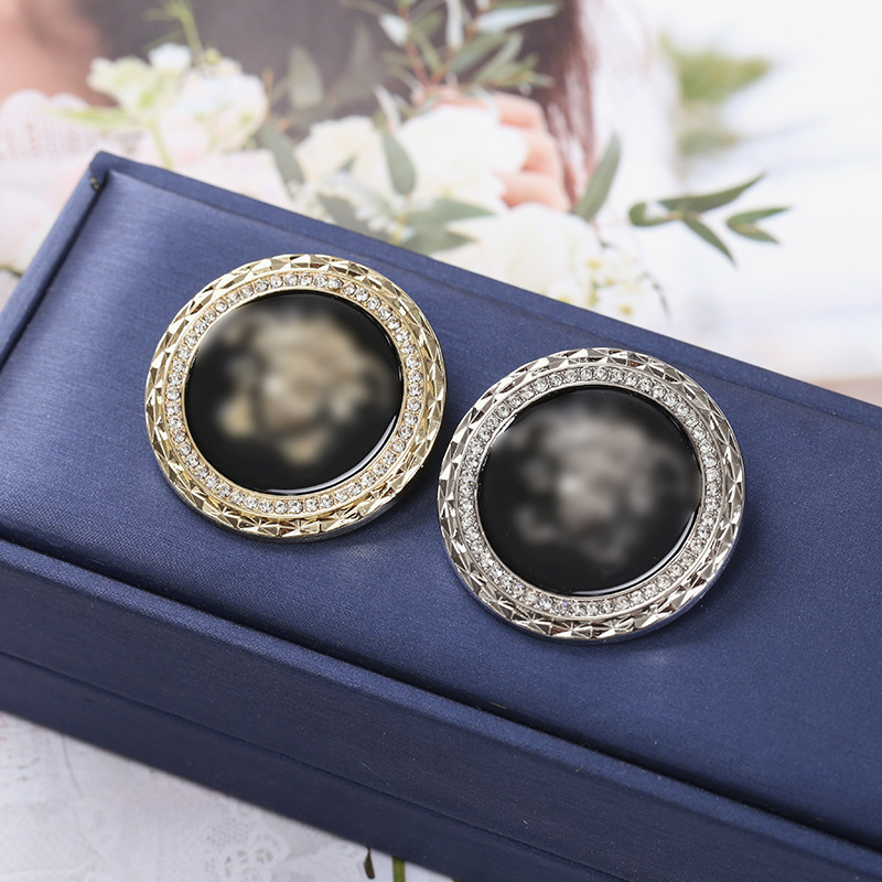 Medusa Head Men's Brooch European and American Retro Hydra Head Sweater Pin Figure Suit Accessories