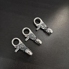 ファッショナブルで多用途、トレンディなレトロな古いヨーロッパとアメリカンスタイルのアンカークロスフラワーラブ要素の男性と女性のキーホルダー