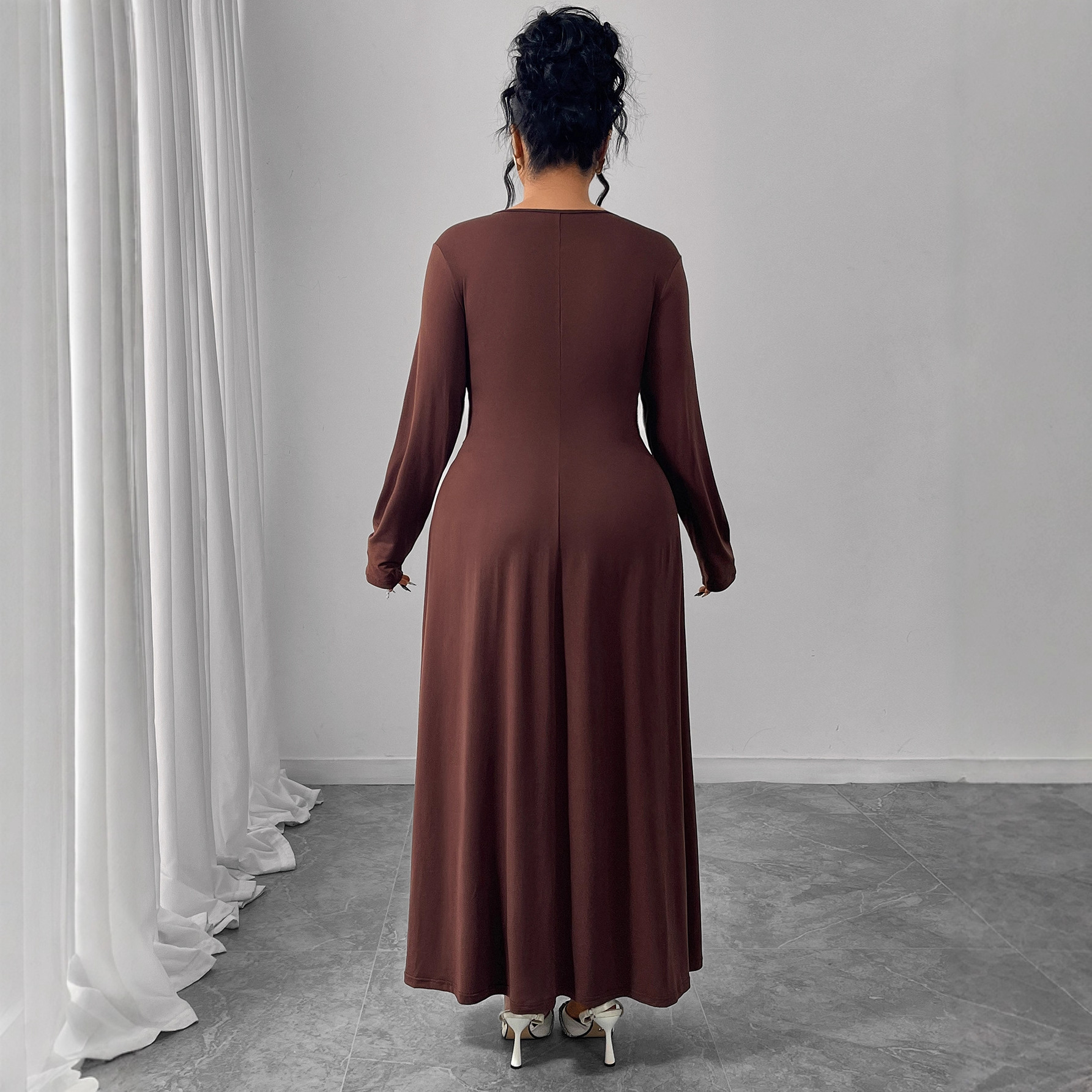 This autumn and winter new coffee-colored dress is a plus-size European and American women's dress with a round neck, long sleeves, a cinched waist and pleated design