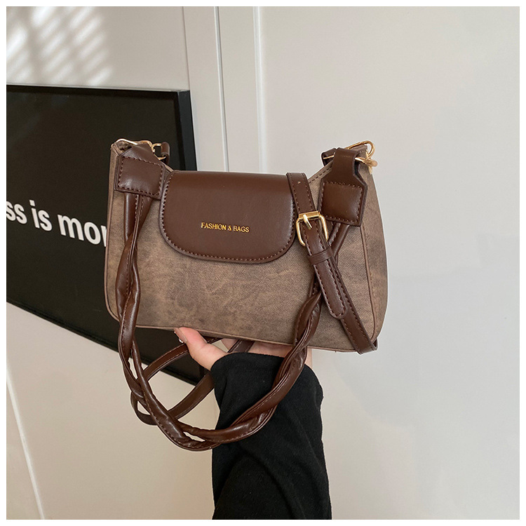 This year, new fashionable and trendy women's bags, casual crossbody underarm bags, commuting single-shoulder women's bags, and small square bags are in vogue undefined