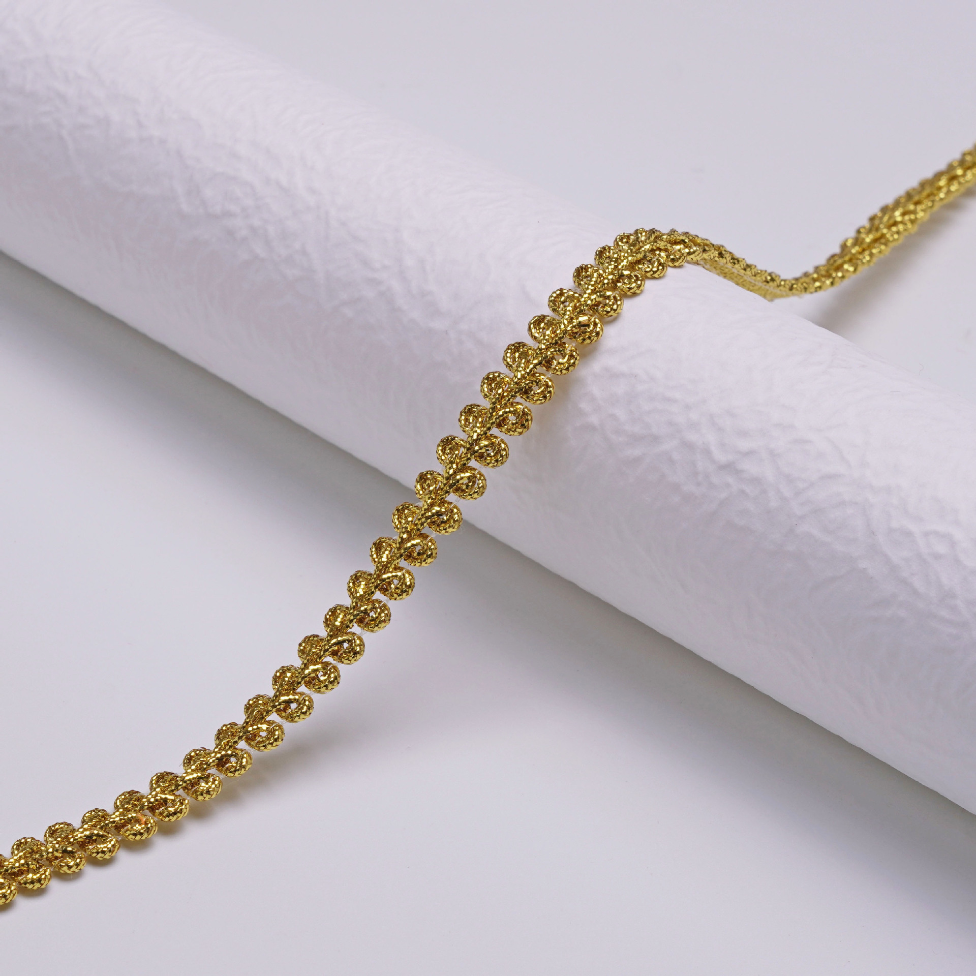 Suministro de stock directo de fábrica 0,8 cm de oro y plata, borde de ciempiés, encaje en espita, ropa, accesorios textiles para el hogar