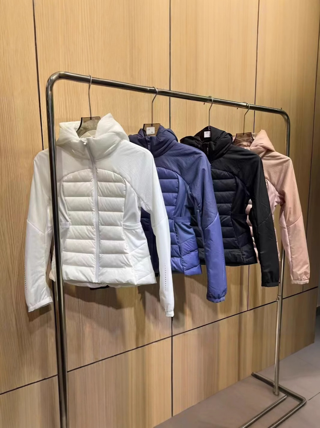 90白鴨絨毛lulu同モデルの軽薄スポーツダウンジャケット女性用のショートタイプのフィットネスジャケットは軽薄でスリムで暖かいです。