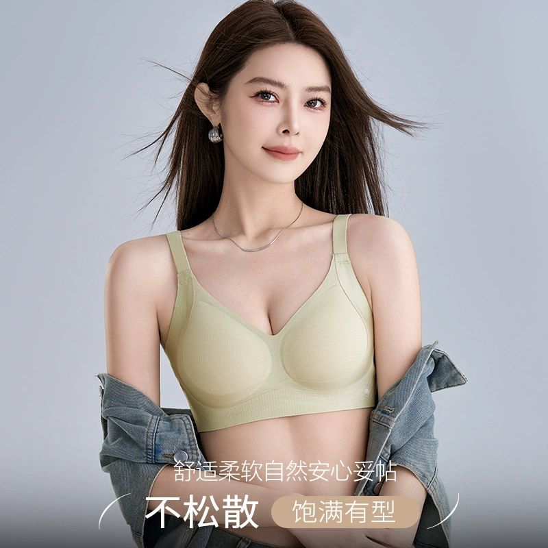 Тонкая подтягивка и большая грудь показывают маленькое нижнее белье