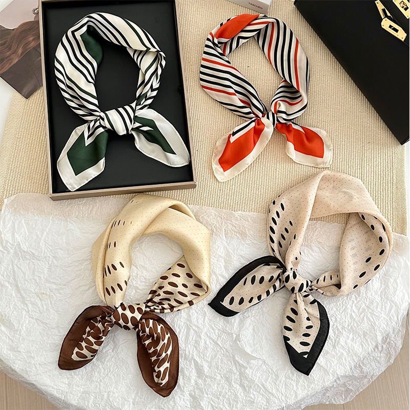 Bufanda de seda, bufanda cuadrada pequeña, sensación de alta gama, nuevo bolso de todo fósforo, pañuelo en la cabeza, cinturón para el cabello con camisa, bufanda decorativa, chal pequeño