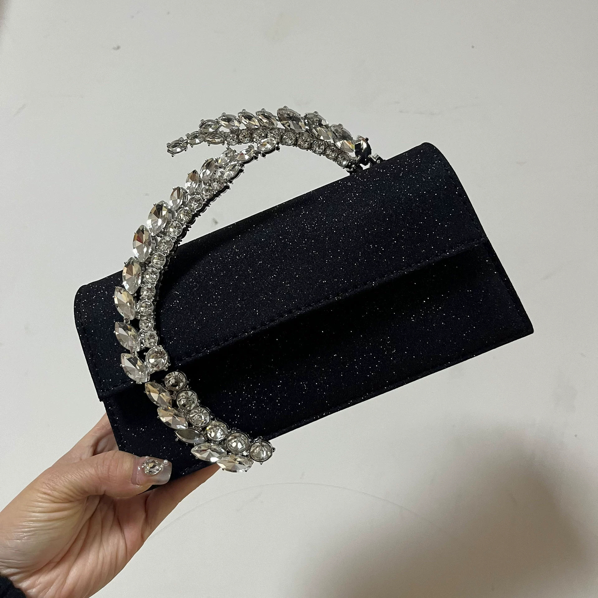 Клатч для вечера, 22,5×14,5×5 см, атлас/пайетки и ковка, стиль знаменитости
