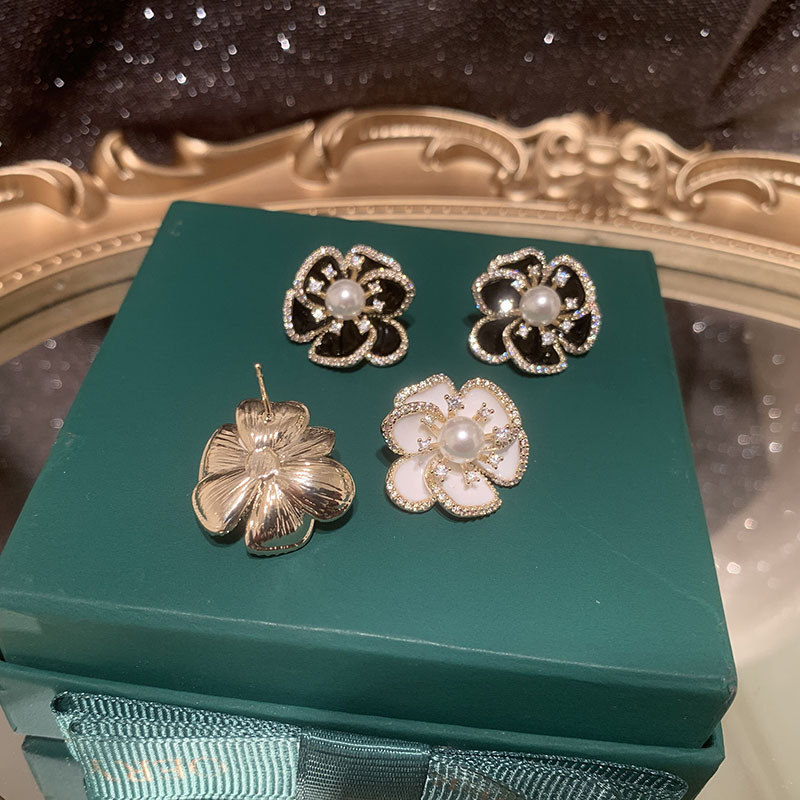 10g Weight Fashion White Flower Copper Zircon Stud Earrings