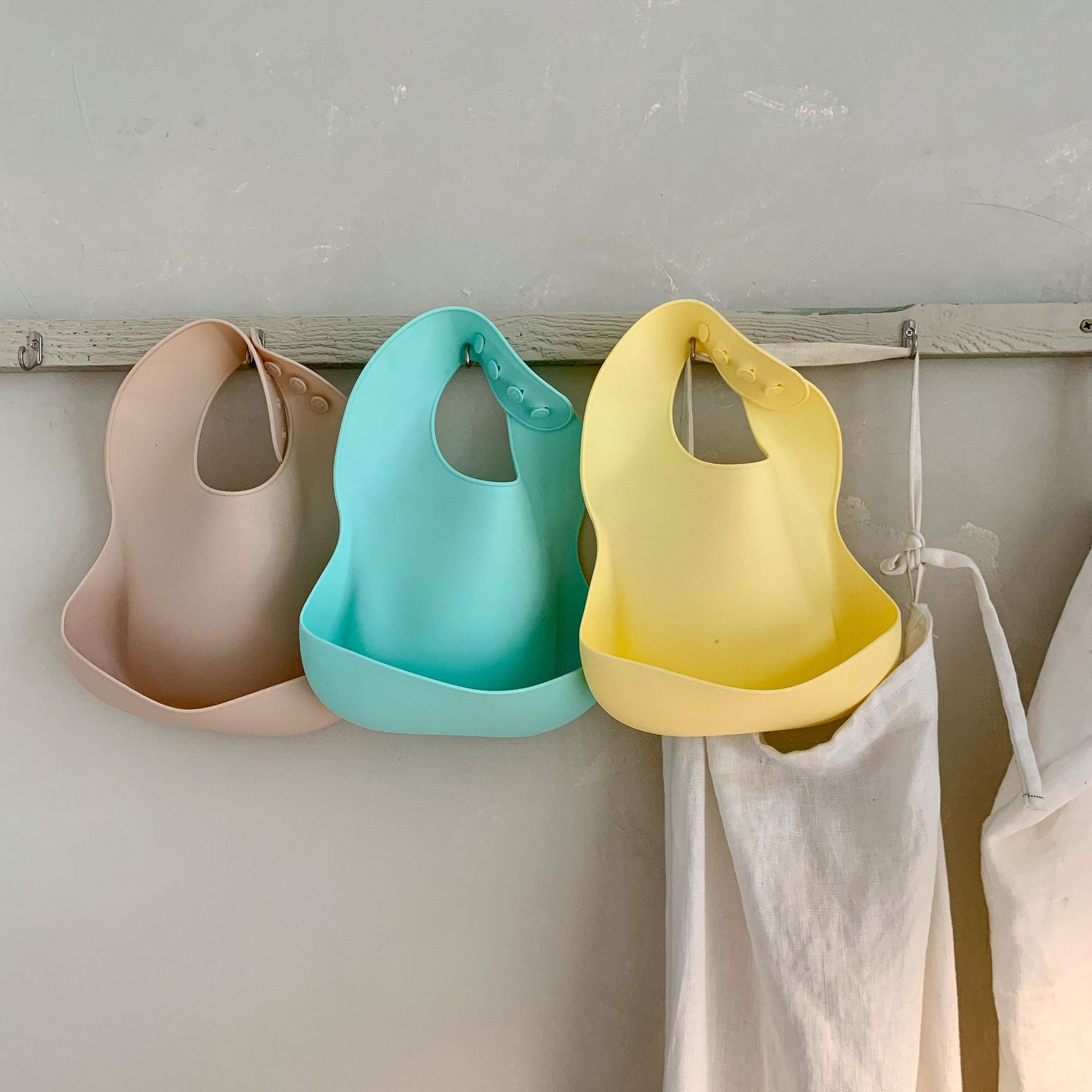 Ropa para niños de caña de pera babero de bebé de silicona para niños 2025 nuevo bebé niña alimentación toalla de saliva impermeable