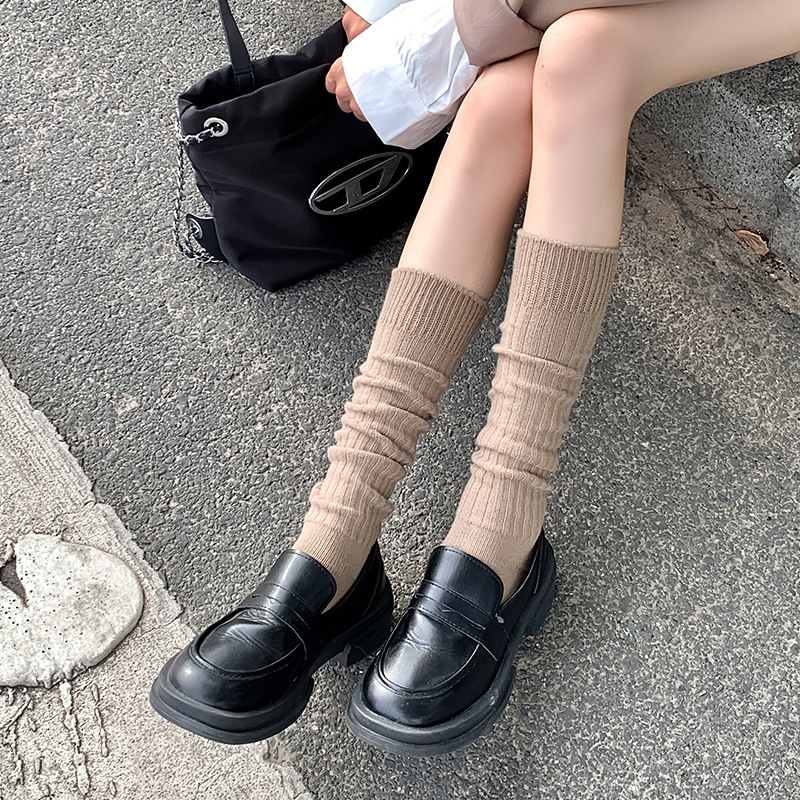 Calcetines de pantorrilla para mujeres primavera y otoño todo-Partido rayas verticales color sólido adelgazamiento pila calcetines ins japonés estilo de la Universidad dulce niñas medias
