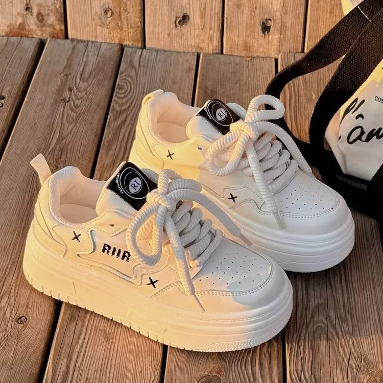Толстая подошва, увеличенные маленькие белые туфли, женщины 2024 новый летний дикий маленький молочный fufu студенческие кроссовки, повседневные кроссовки