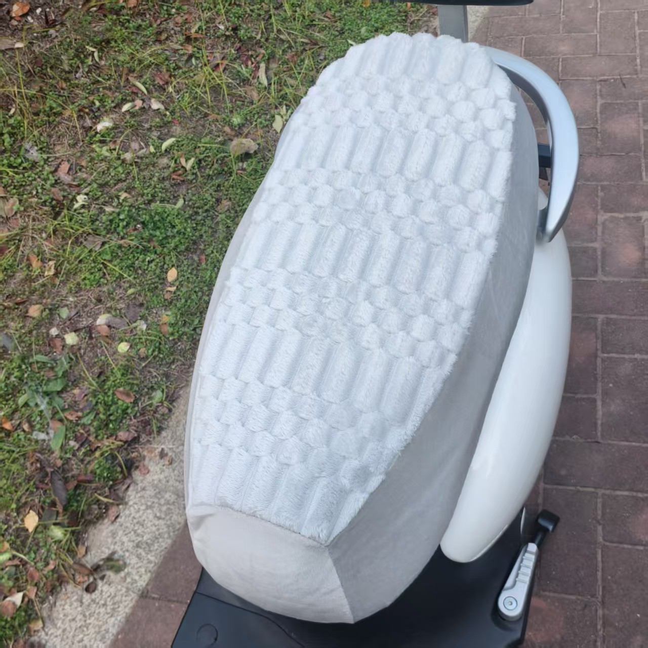 Cojín de asiento de vehículo eléctrico con pedales gruesos de lana cubierta de asiento de batería de motocicleta cubierta de asiento de motocicleta eléctrica cubierta de calor cubierta de invierno