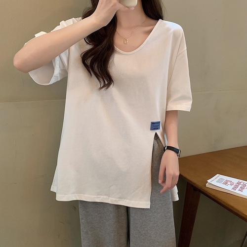 V-neck black short-sleeve t-shirt for women with side slit design, plus-size women's 2024 new summer clothing loose top for bigger sisters