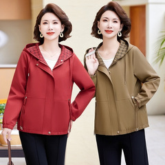 お母さんの服装は春秋2025コートです。